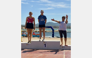 Une nageuse sur le podium dans une compétition en eau libre
