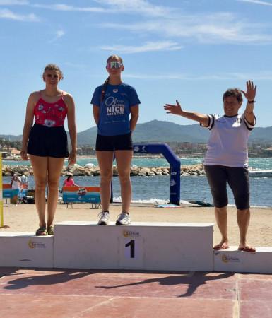 Une nageuse sur le podium dans une compétition en eau libre