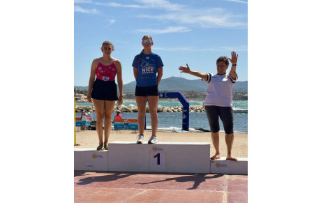Une nageuse sur le podium dans une compétition en eau libre