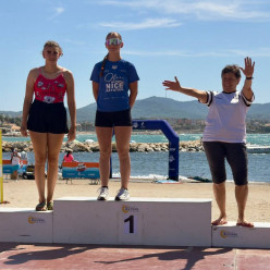 Une nageuse sur le podium dans une compétition en eau libre